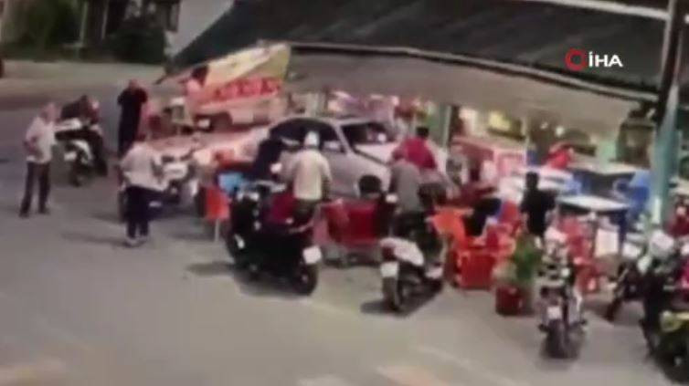 Davetsiz misafir! Lüks otomobil kahvehaneye daldı. Facianın eşiğinden dönüldü - Resim: 11